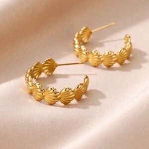Elegant Gold Hoop Earrings
